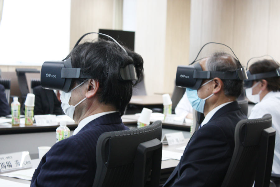 VRゴーグルを装着し、災害医療VR動画を体験する参加者