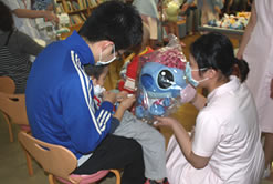 看護師から受け取っている様子
