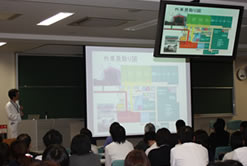 角田 等 特任准教授からの被災地での現状等を説明