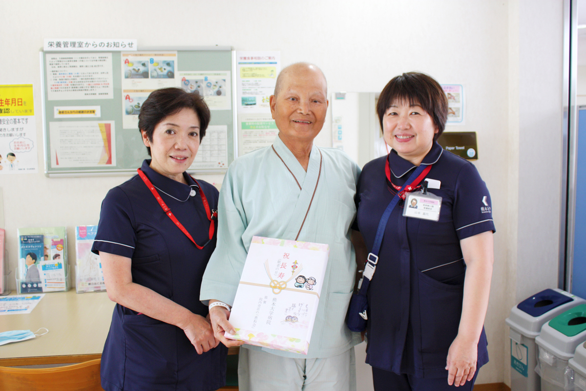 看護部長、患者様、看護師長で記念写真