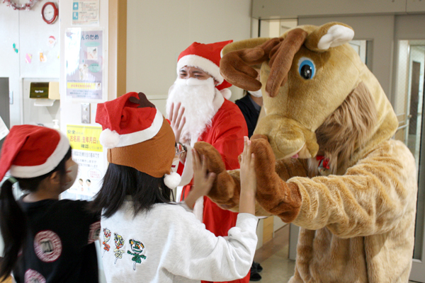 トナカイとハイタッチ