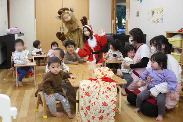 保育所の子どもたちと記念撮影