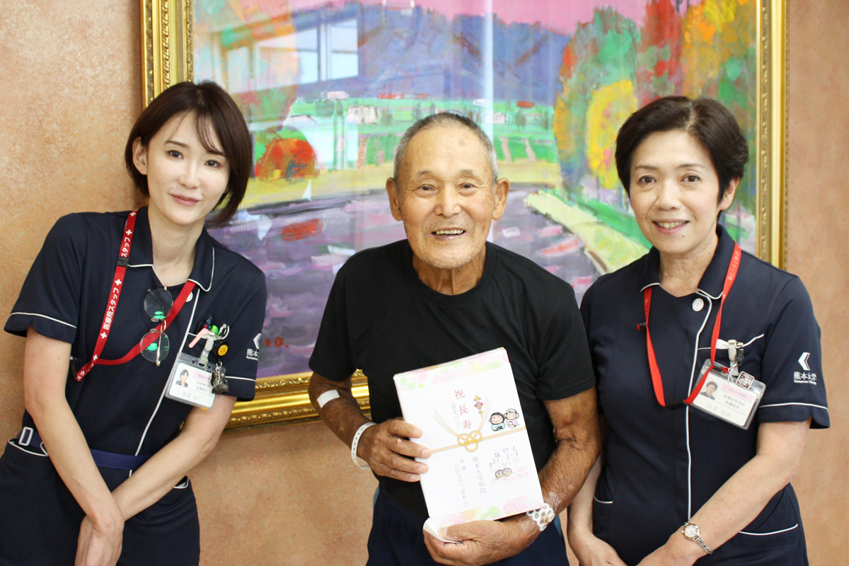 看護部長、患者様、看護師長で記念写真