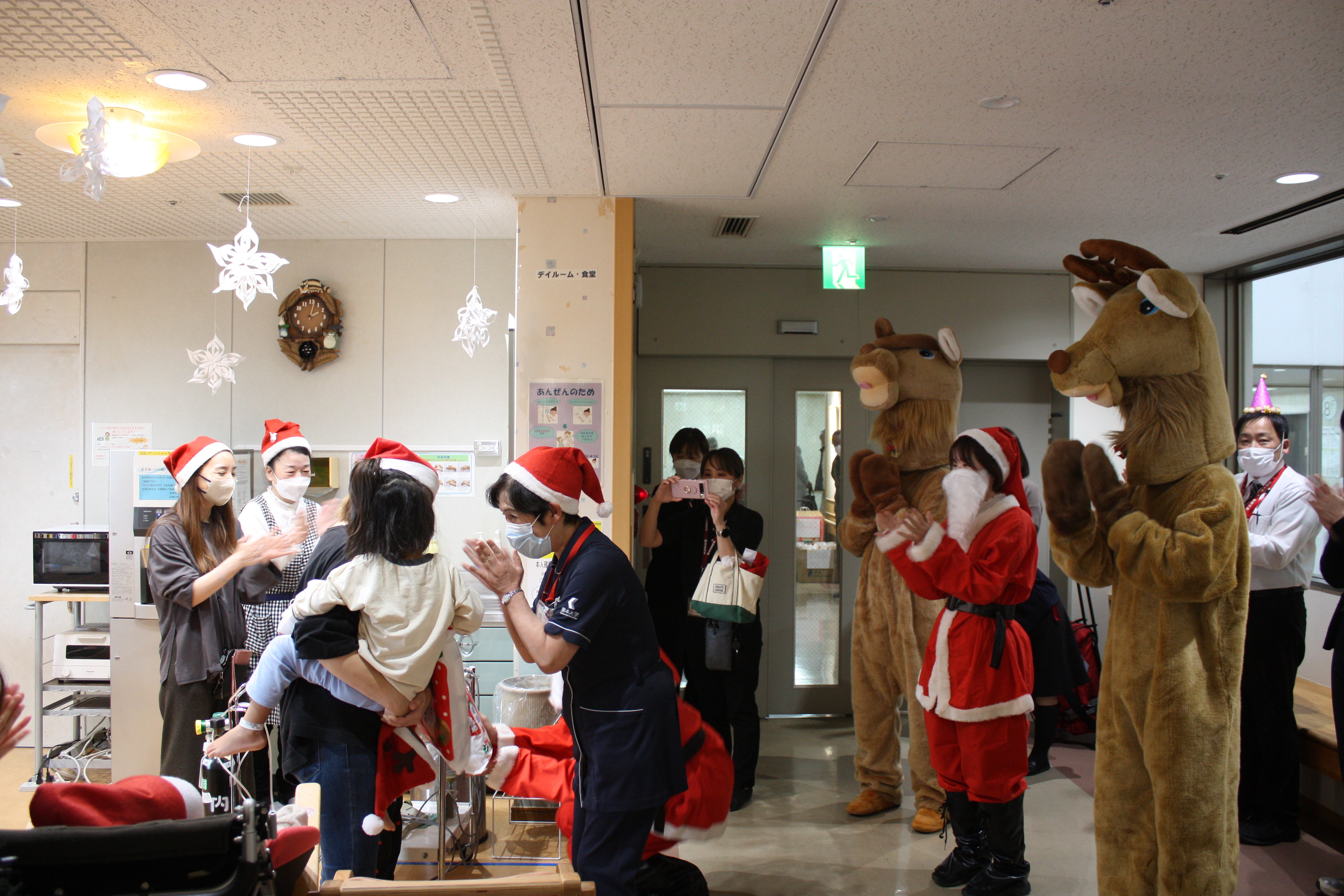 サンタさんと看護部長からプレゼント