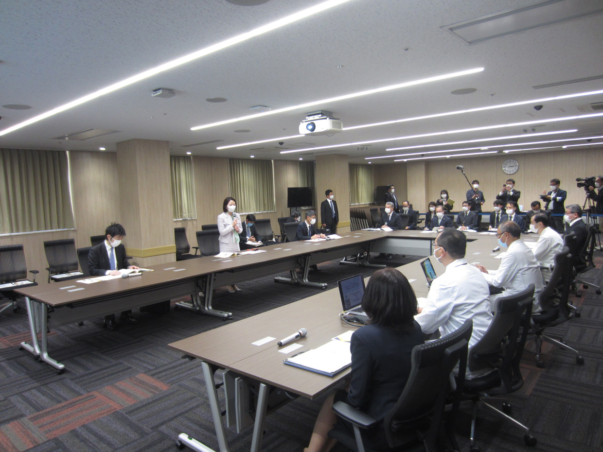 意見交換の様子【写真左から２番目が自見大臣】