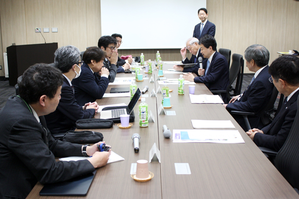 宮本副病院長によるプレゼンの様子