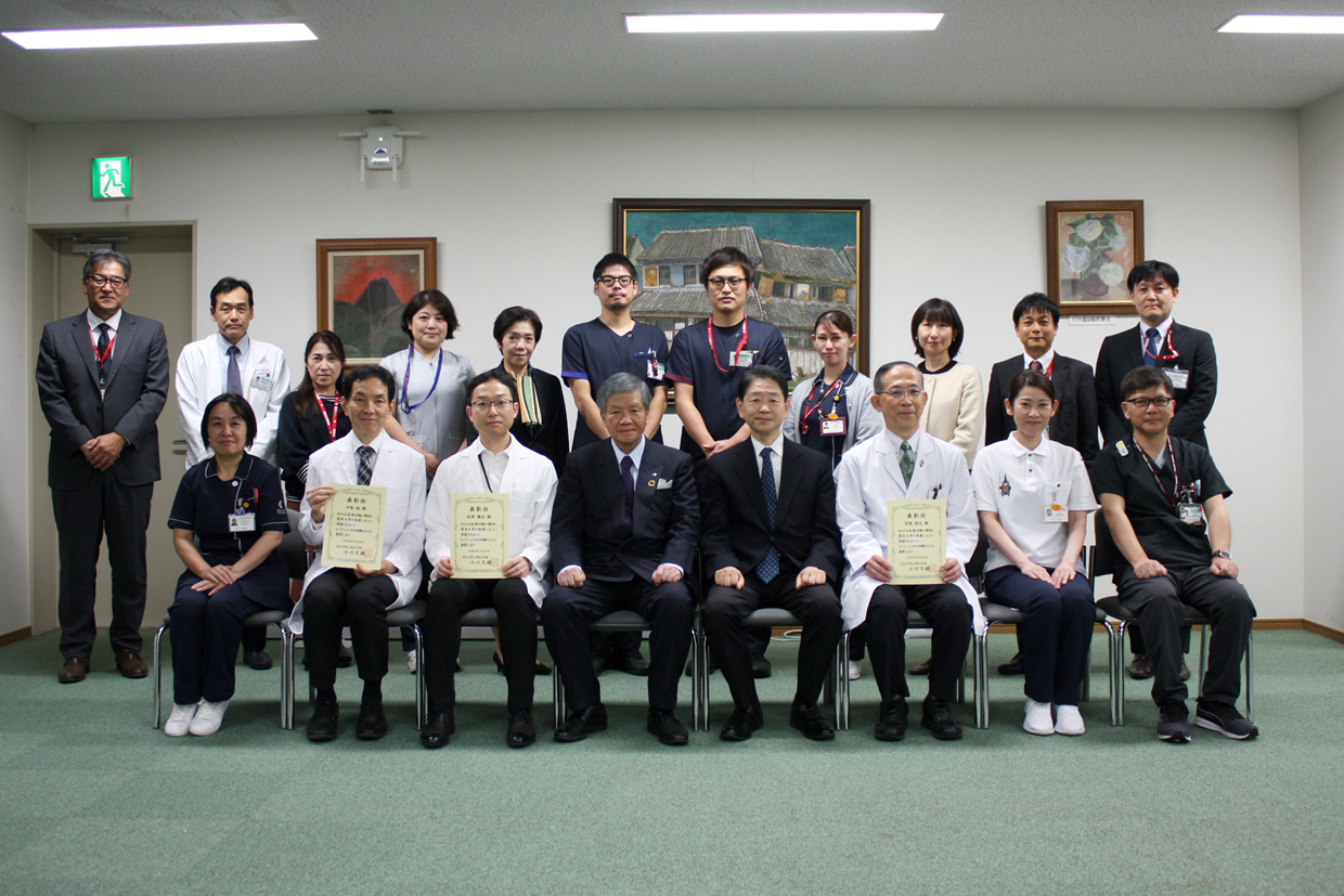 式後の記念撮影にて（前列左から4人目が小川久雄学長、5人目が平井俊範病院長）