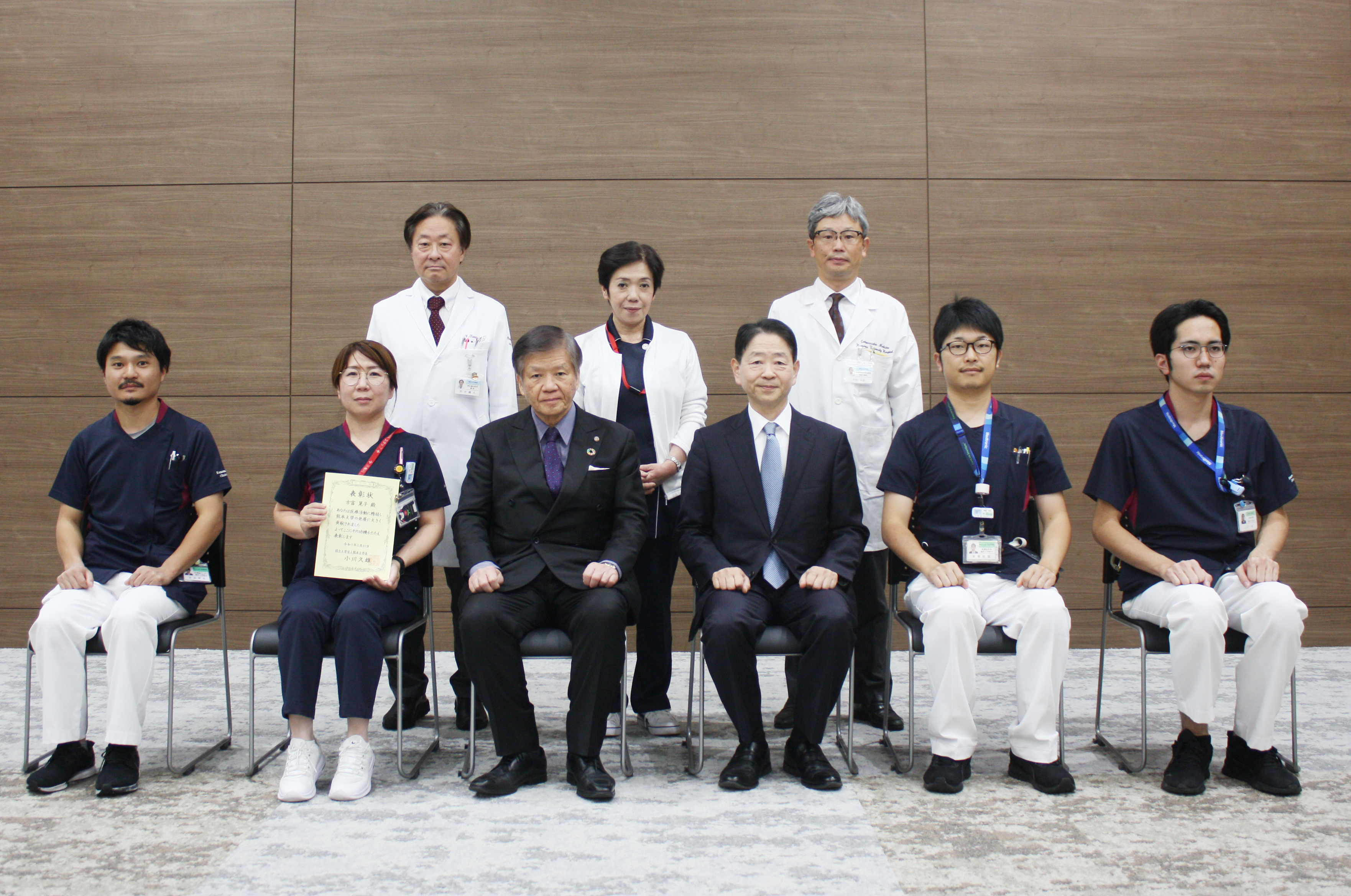 式後の記念撮影にて（前列左から4人目が小川久雄学長、5人目が平井俊範病院長）